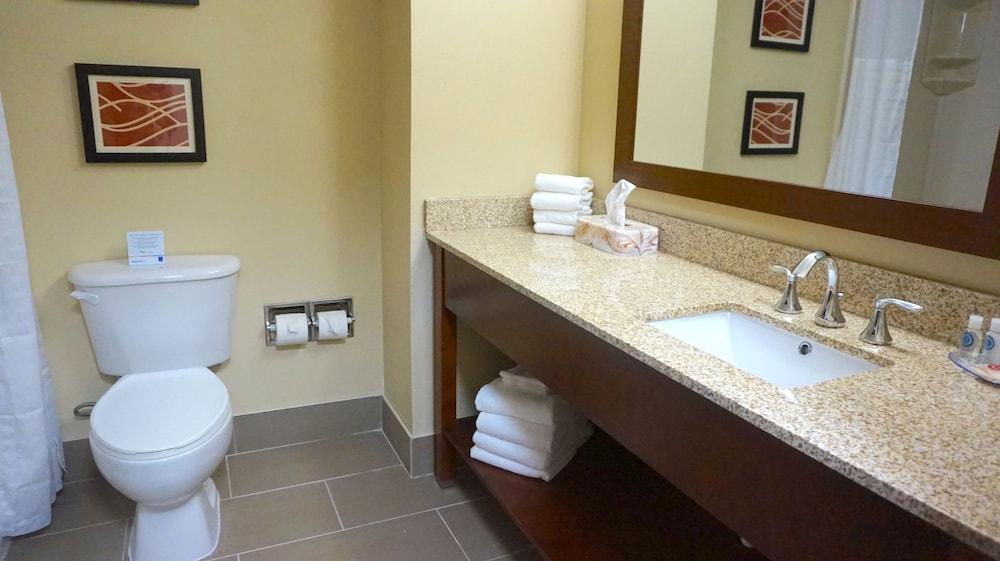 Comfort Inn & Suites Greenwood Near University Экстерьер фото