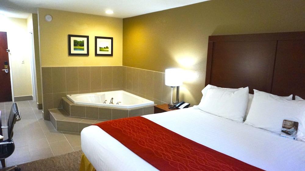 Comfort Inn & Suites Greenwood Near University Экстерьер фото