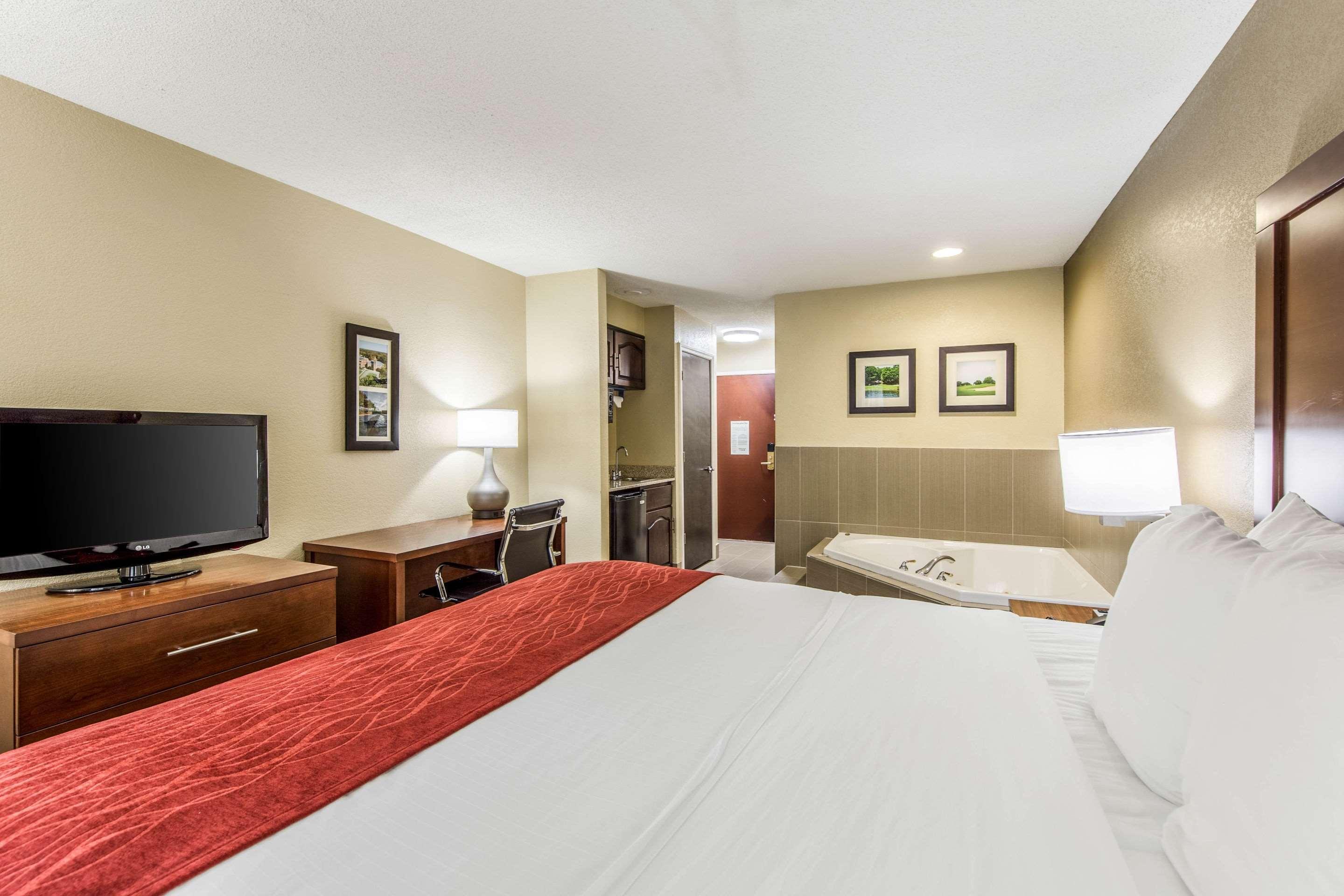 Comfort Inn & Suites Greenwood Near University Экстерьер фото