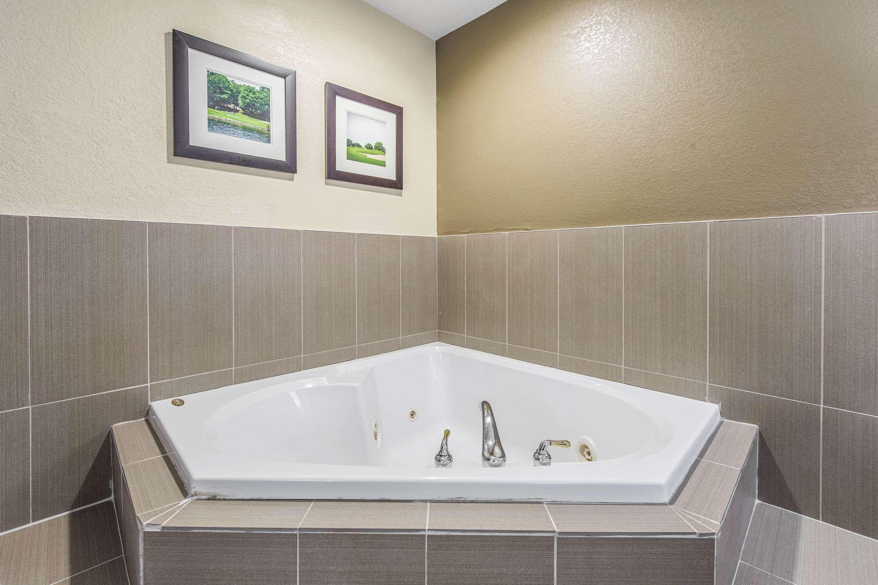 Comfort Inn & Suites Greenwood Near University Экстерьер фото