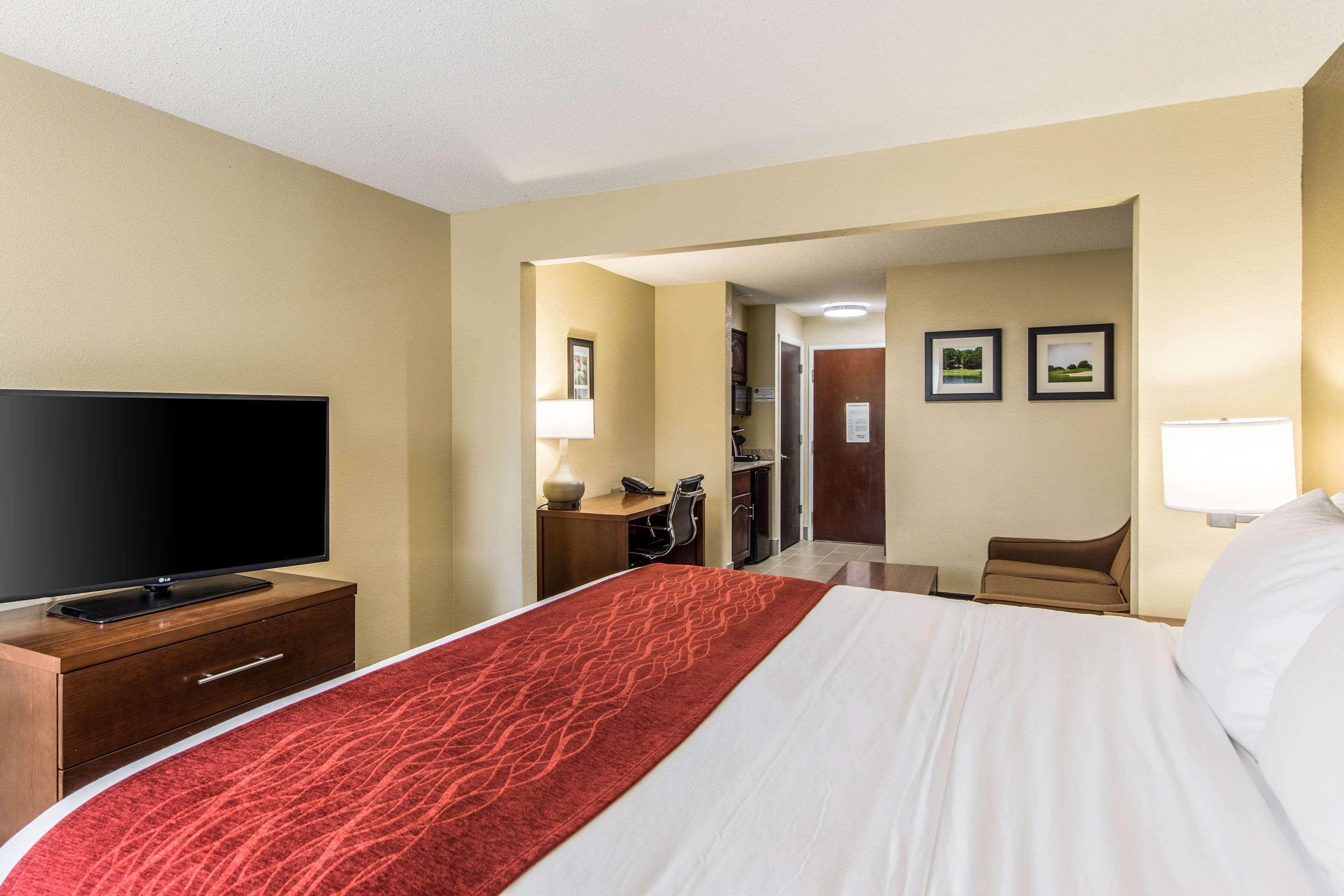 Comfort Inn & Suites Greenwood Near University Экстерьер фото