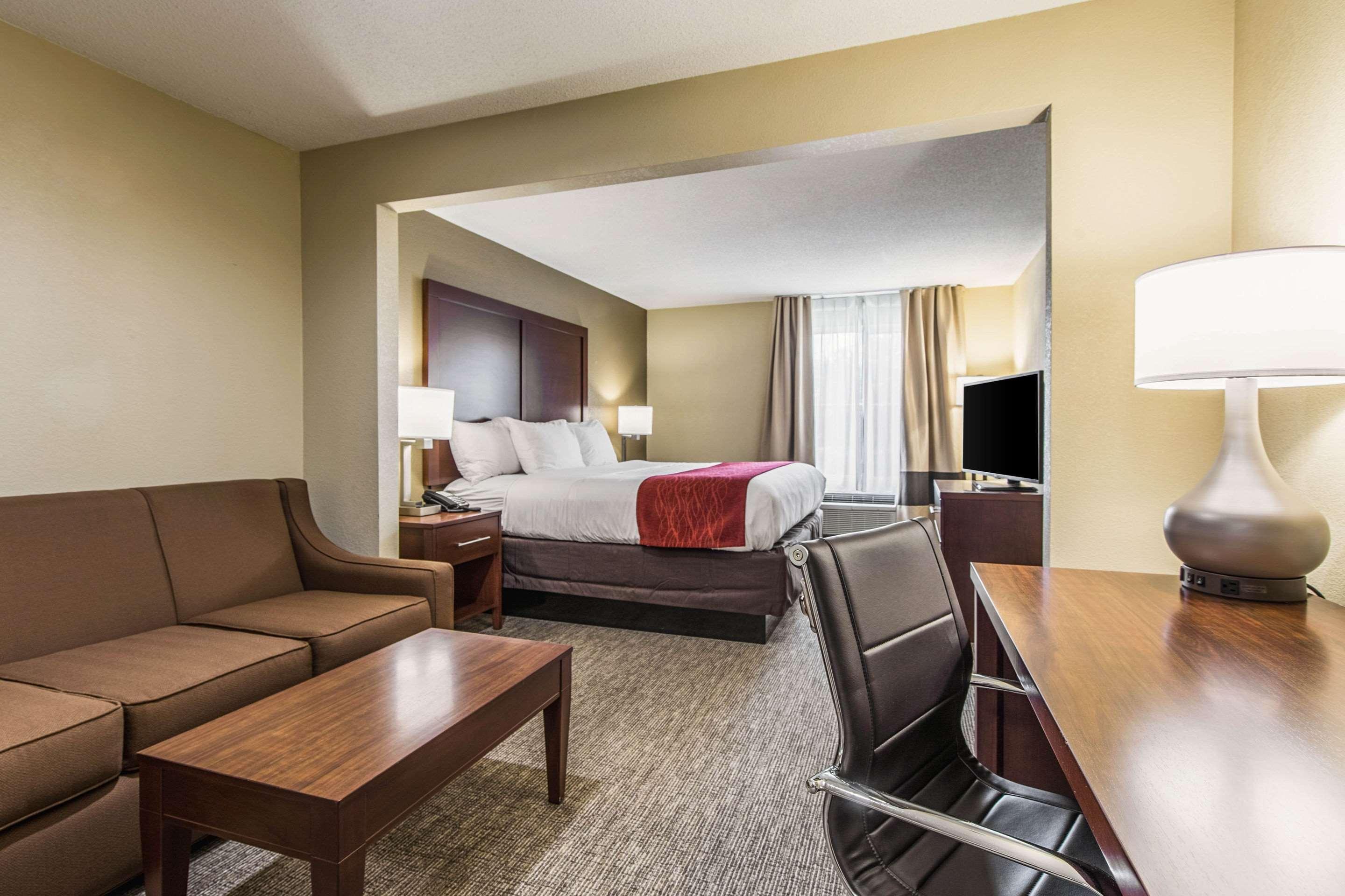 Comfort Inn & Suites Greenwood Near University Экстерьер фото