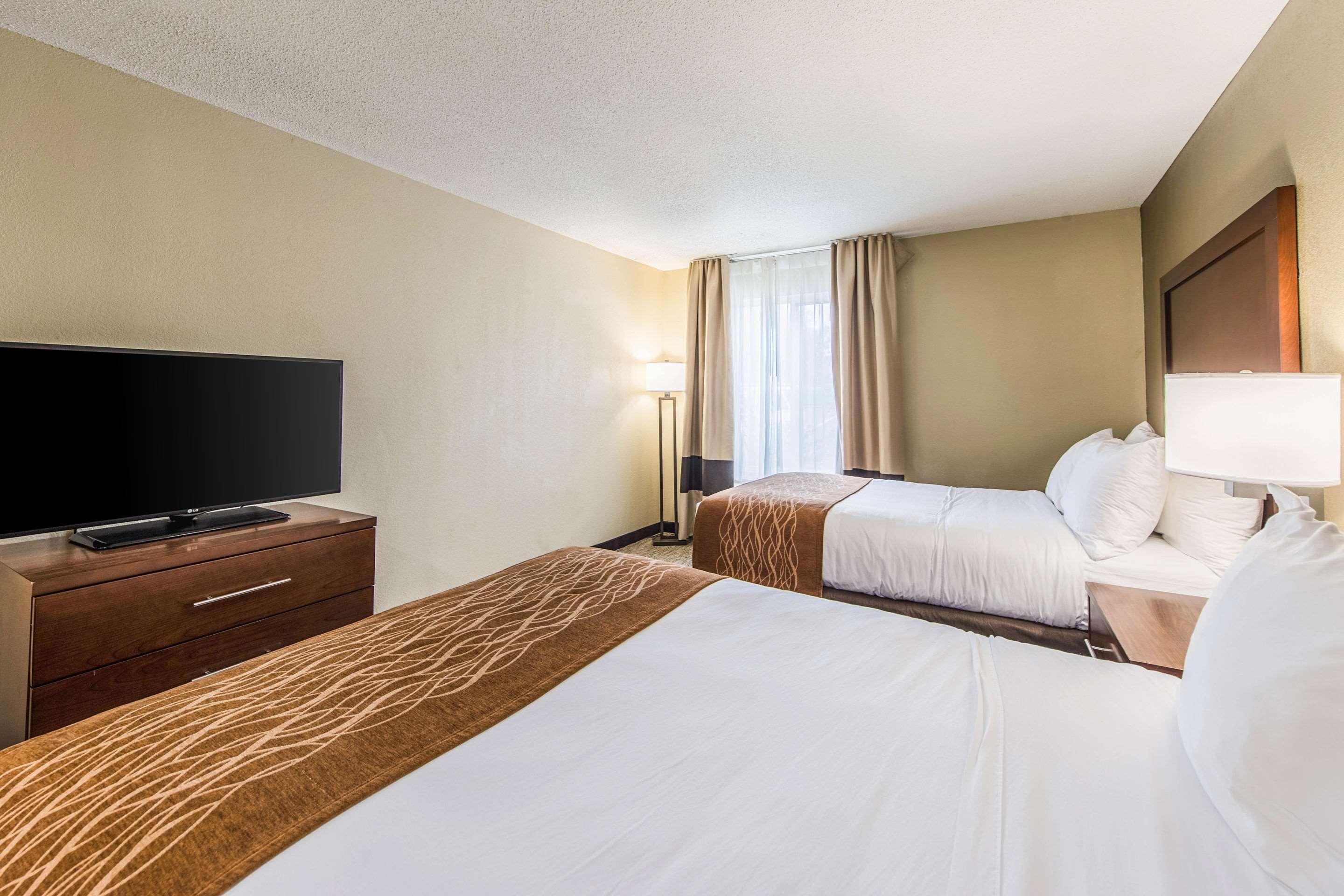 Comfort Inn & Suites Greenwood Near University Экстерьер фото