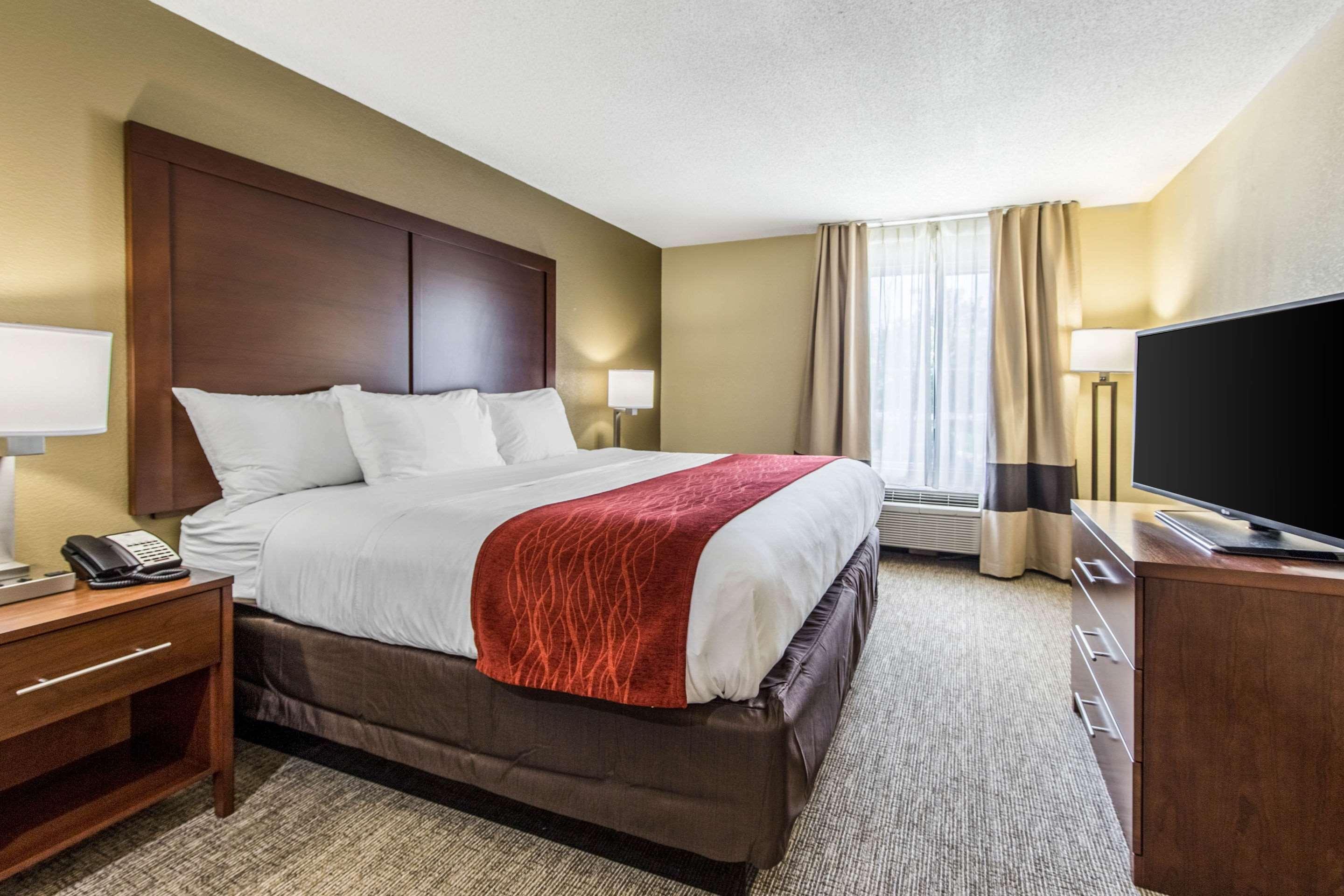 Comfort Inn & Suites Greenwood Near University Экстерьер фото