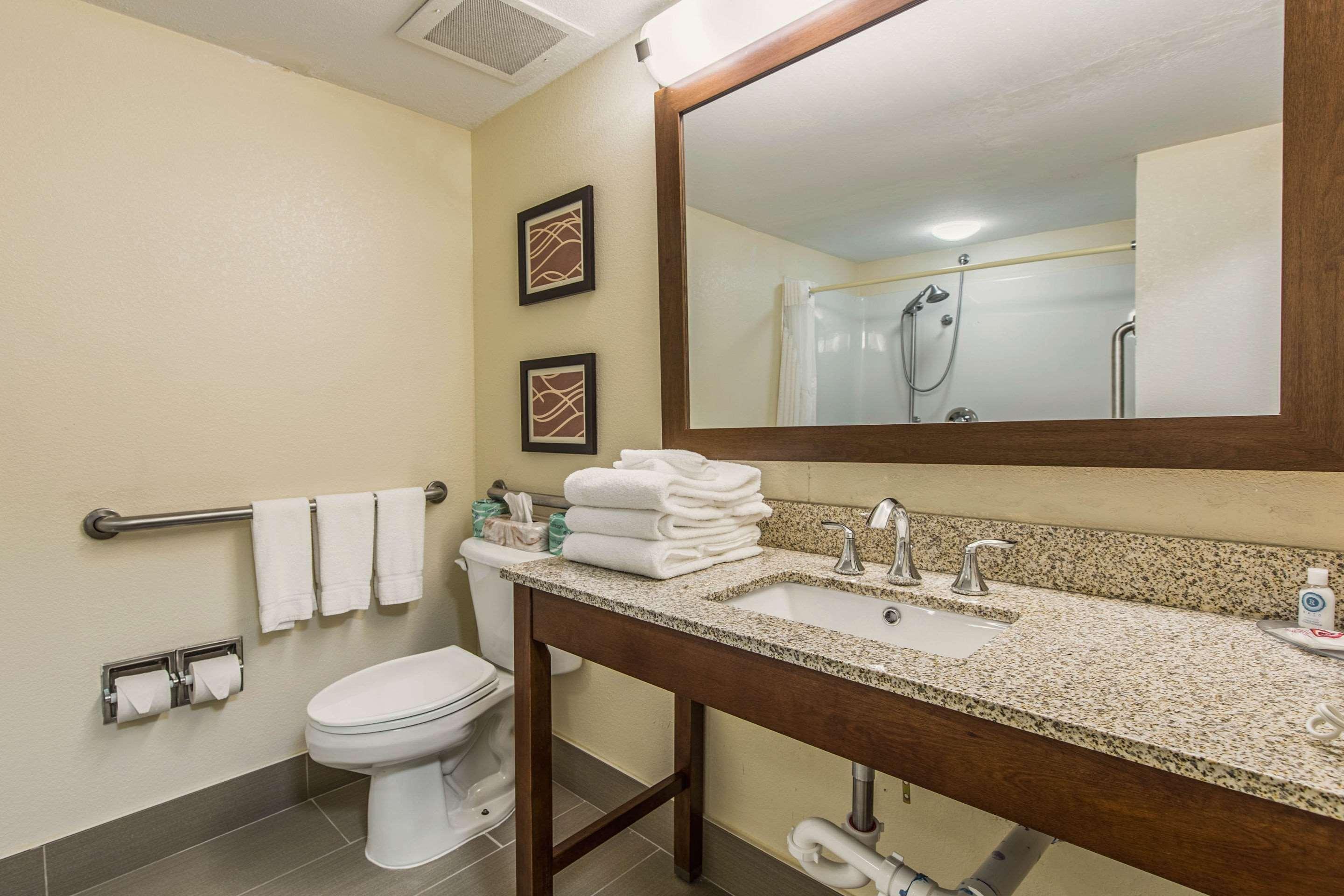 Comfort Inn & Suites Greenwood Near University Экстерьер фото