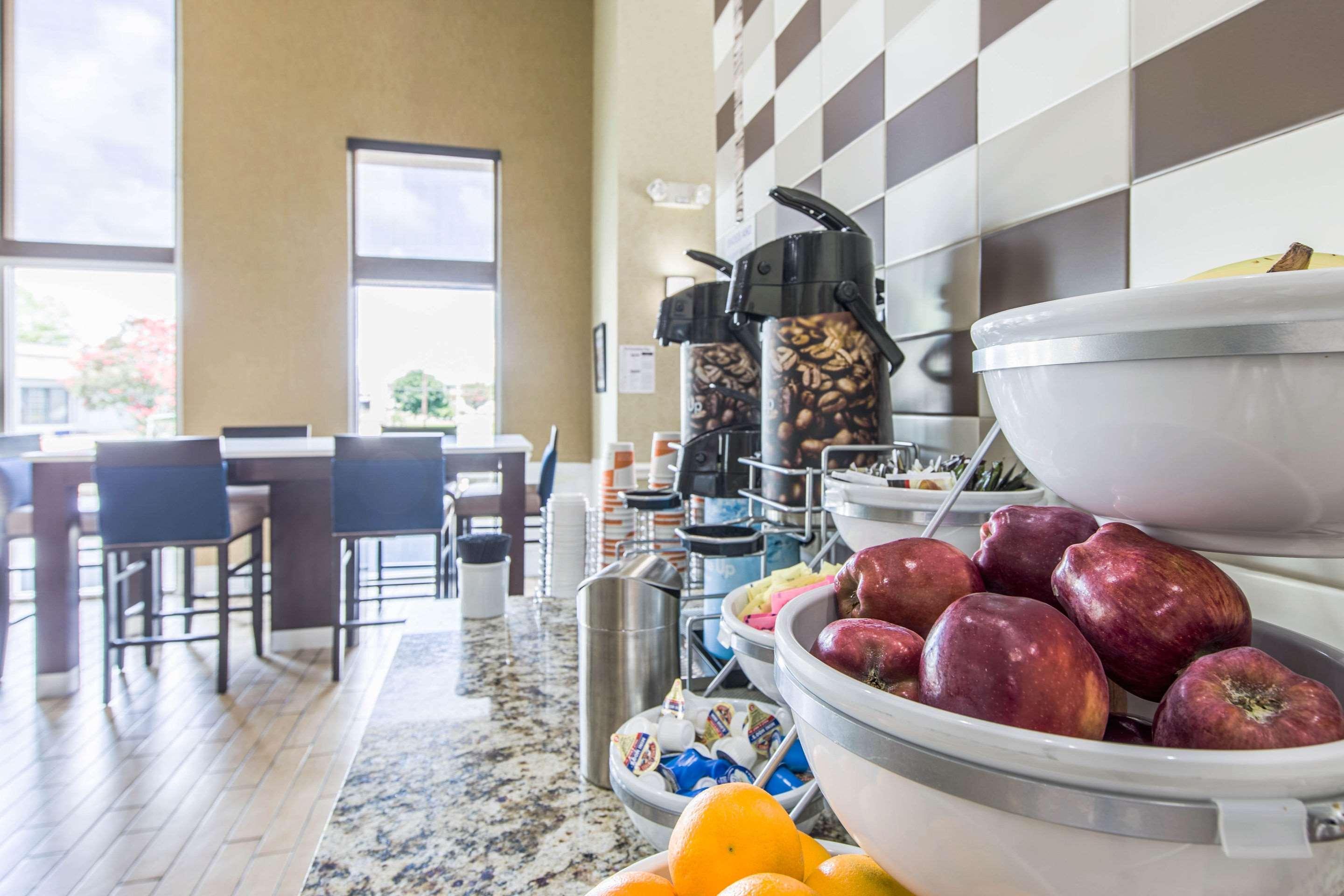 Comfort Inn & Suites Greenwood Near University Экстерьер фото