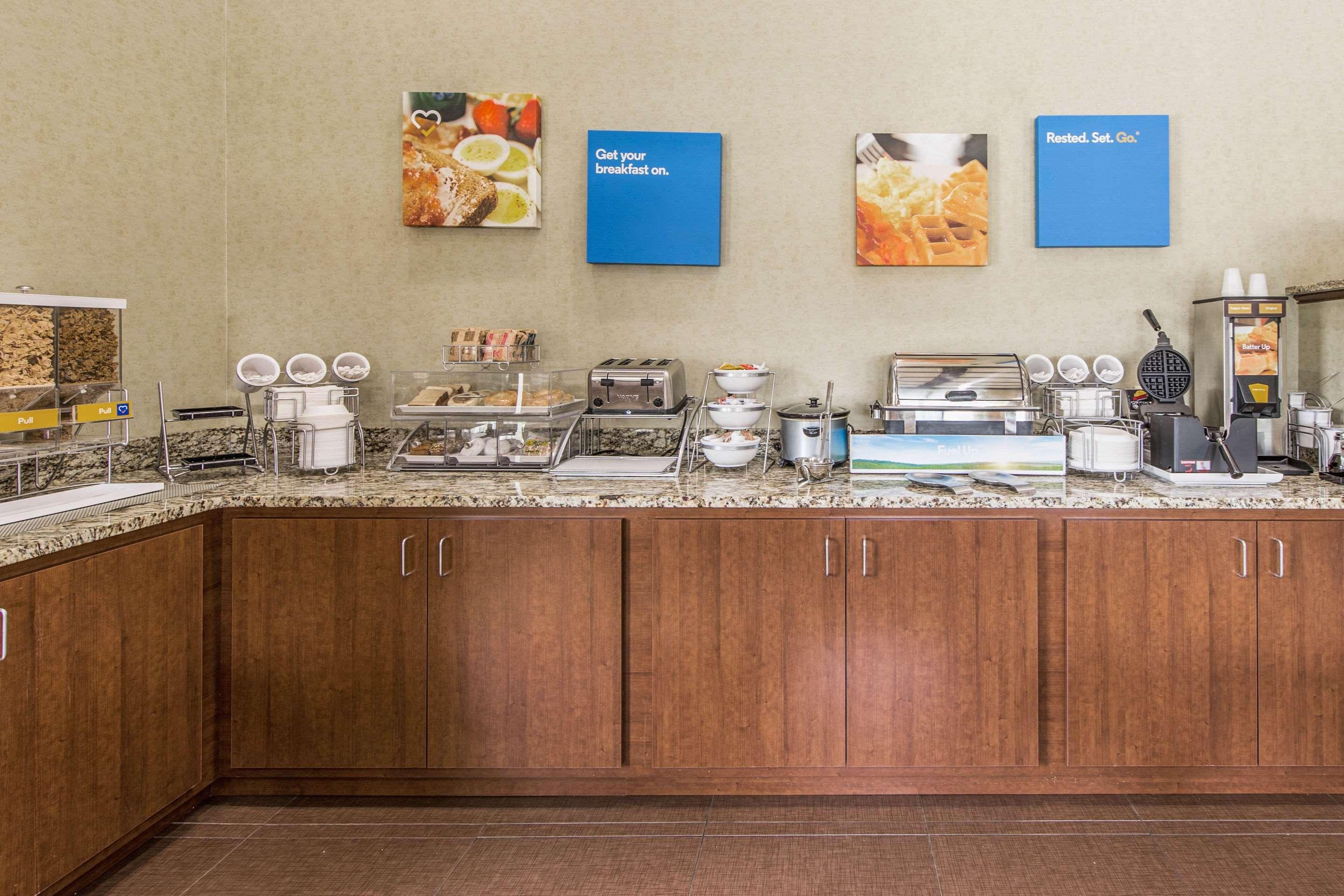 Comfort Inn & Suites Greenwood Near University Экстерьер фото