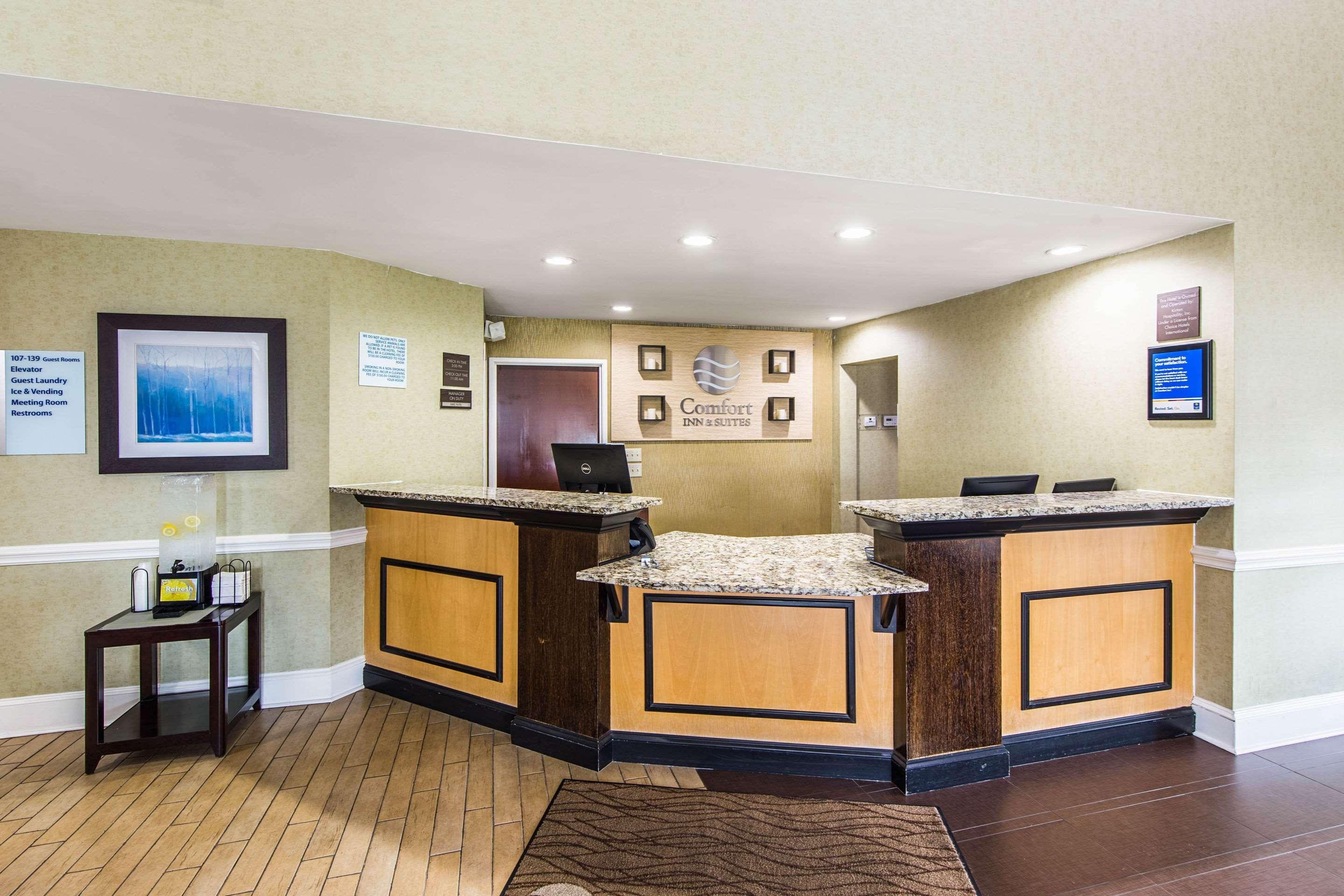 Comfort Inn & Suites Greenwood Near University Экстерьер фото
