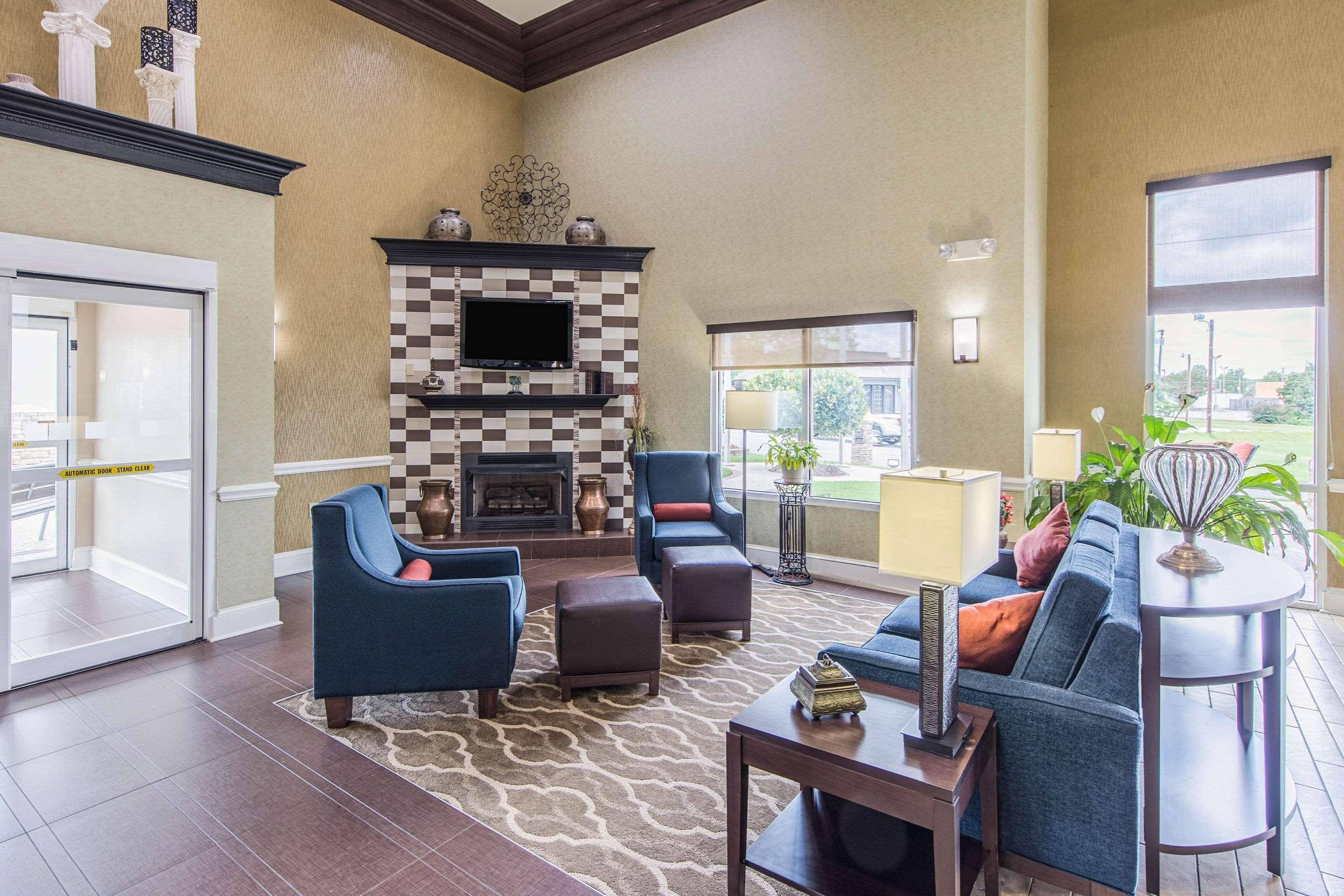 Comfort Inn & Suites Greenwood Near University Экстерьер фото