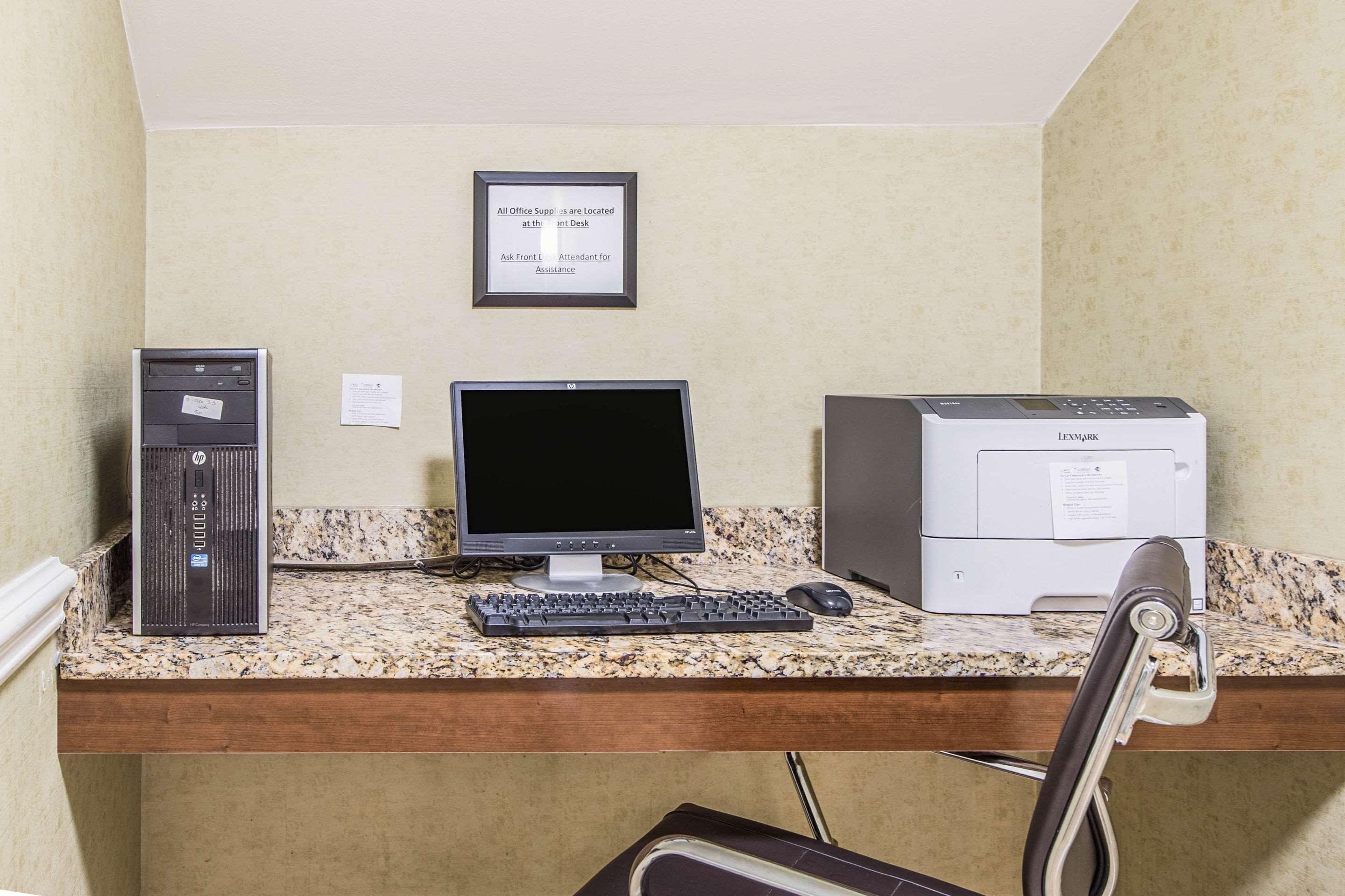 Comfort Inn & Suites Greenwood Near University Экстерьер фото