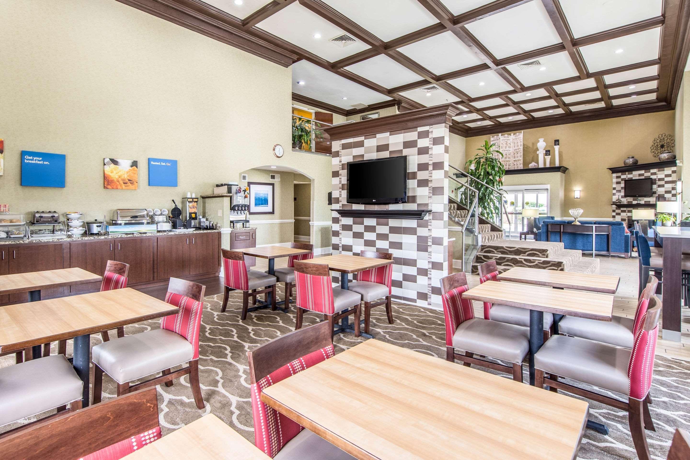 Comfort Inn & Suites Greenwood Near University Экстерьер фото