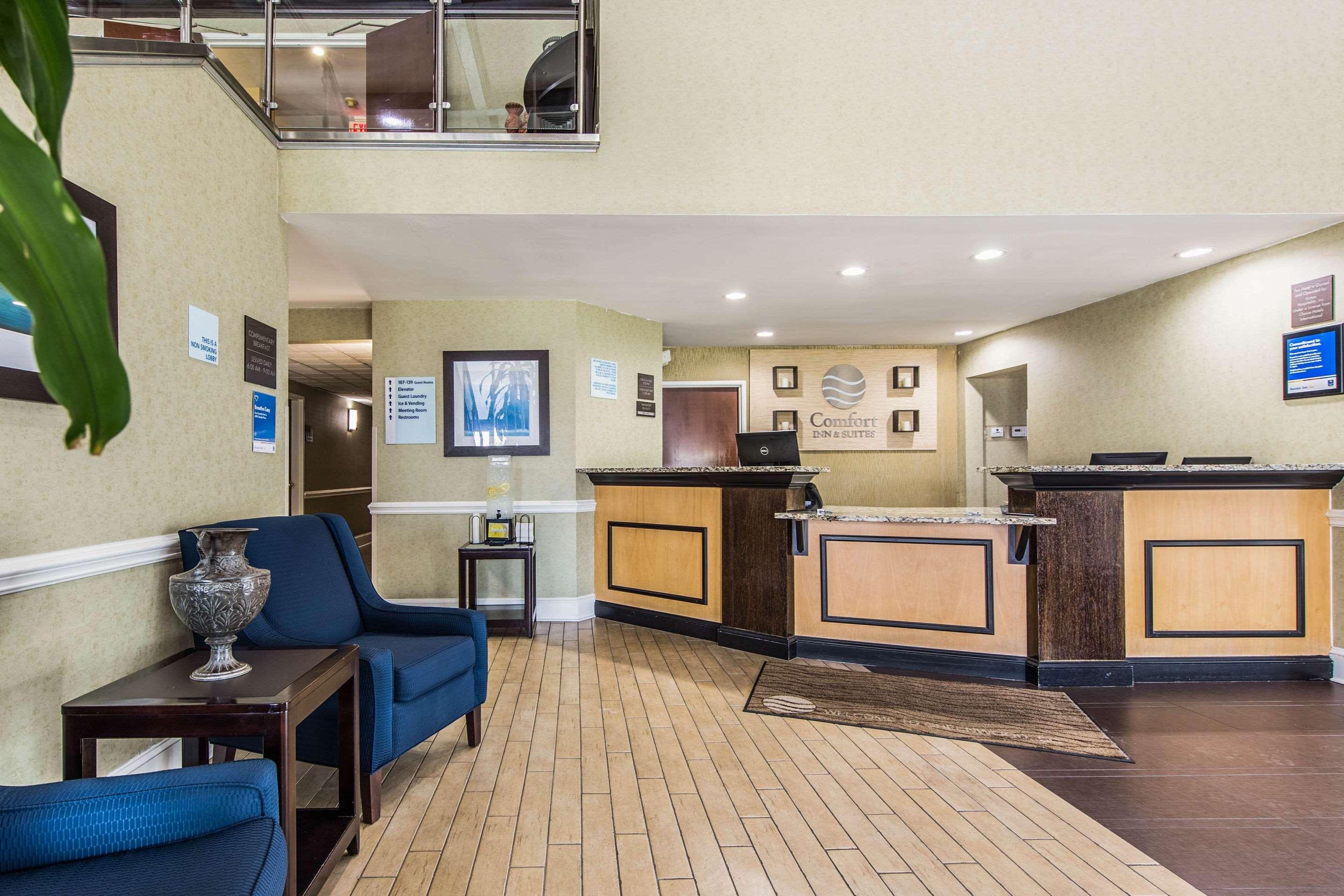Comfort Inn & Suites Greenwood Near University Экстерьер фото