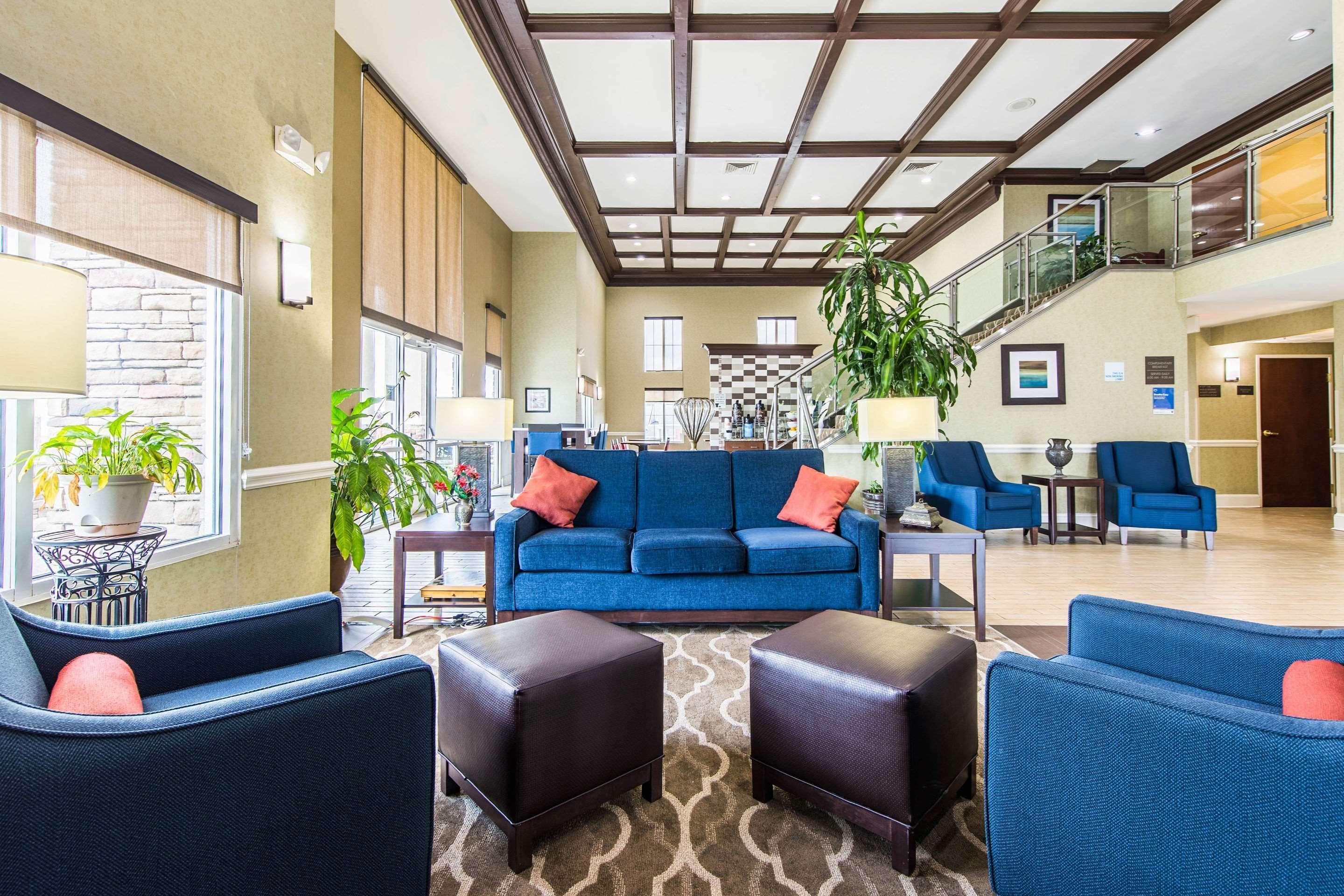 Comfort Inn & Suites Greenwood Near University Экстерьер фото