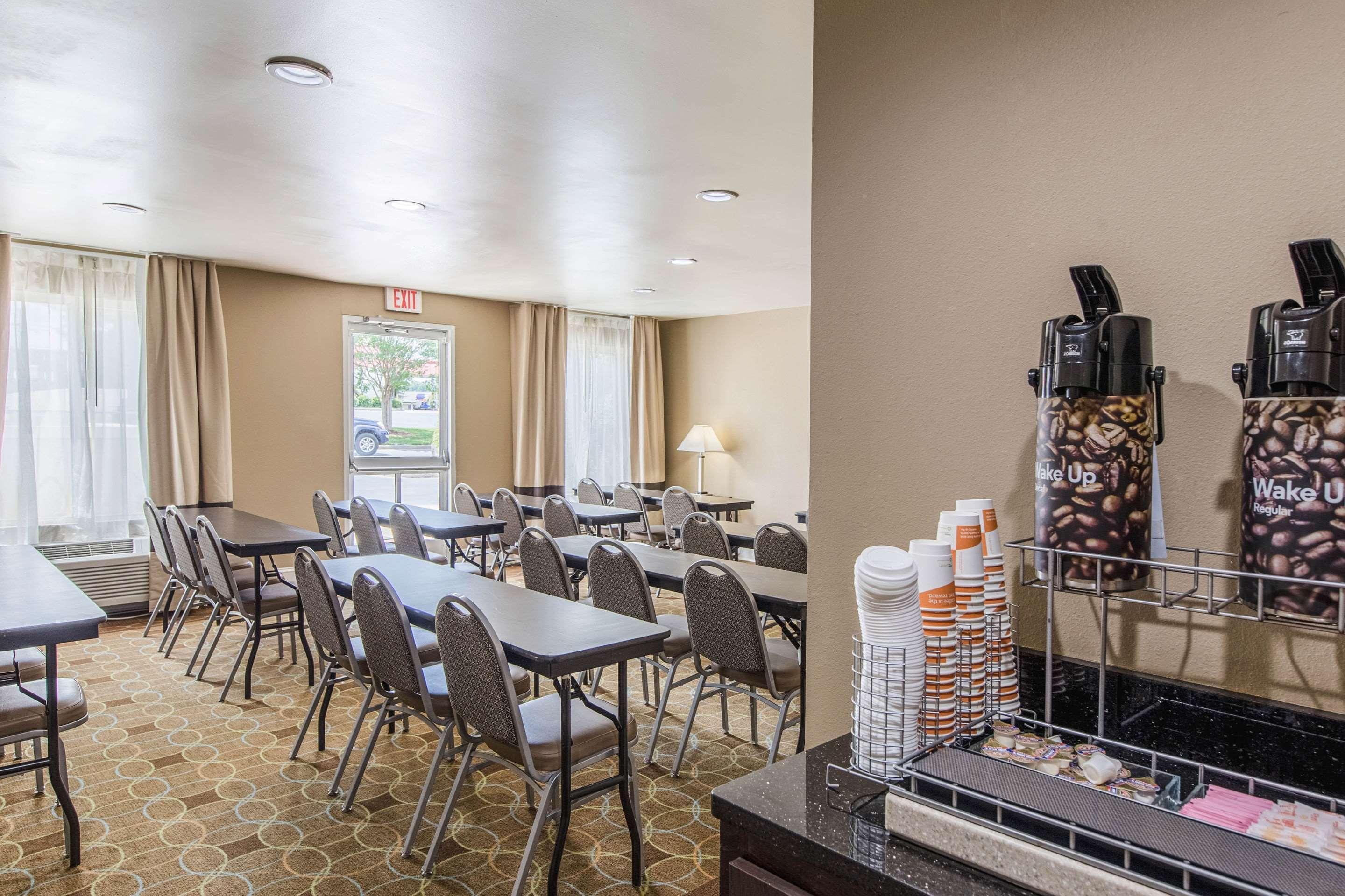 Comfort Inn & Suites Greenwood Near University Экстерьер фото