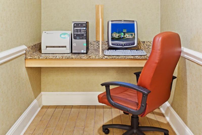 Comfort Inn & Suites Greenwood Near University Экстерьер фото