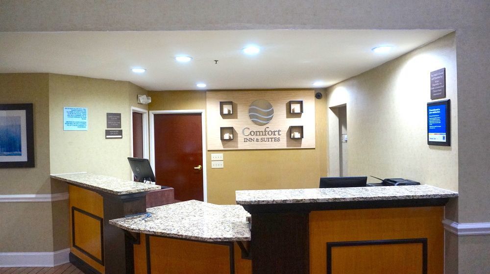 Comfort Inn & Suites Greenwood Near University Экстерьер фото