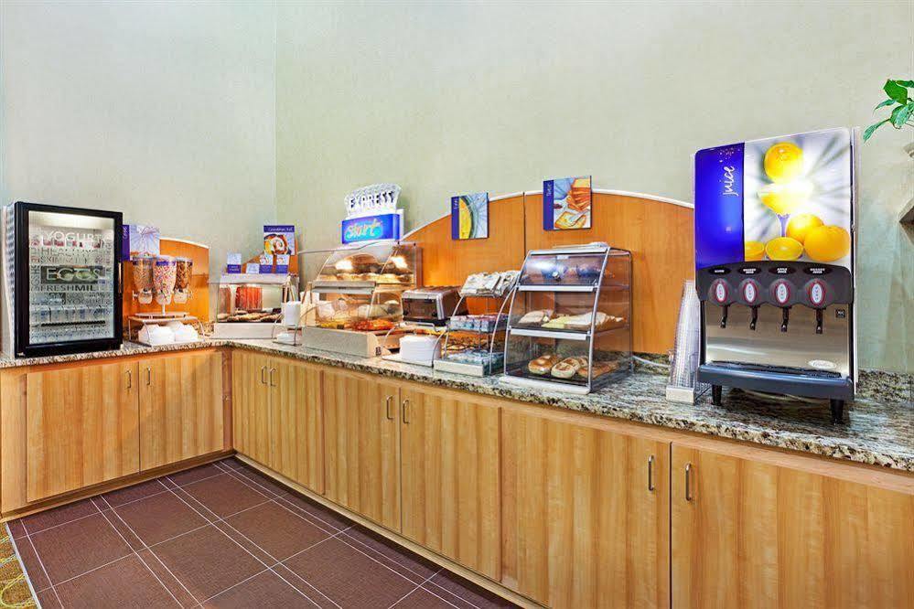 Comfort Inn & Suites Greenwood Near University Экстерьер фото